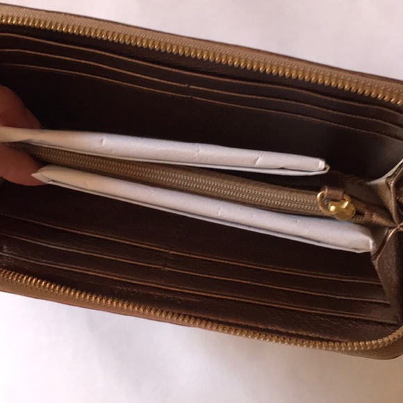 Michael Kors brown logo wallet zip around - Picture 2 of 3